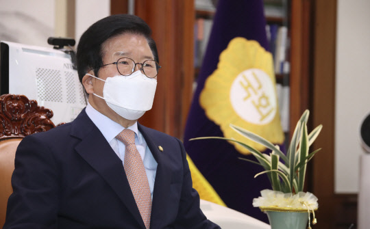 박병석 국회의장이 22일 국회 의장실에서 검수완박'(검찰 수사권 완전 박탈) 법안 관련 중재안을 여야 원내대표에게 전달하고 "양당 의원총회에서 의장 중재안을 수용해줄 것을 강력히 요구한다"라는 입장을 발표하고 있다.  [국회사진기자단]